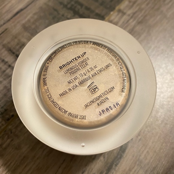 Jaclyn Cosmetics Brighten Up Luminous Powder - Picture 2 of 4